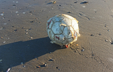vecchia palla da calcio su sfondo sabbioso