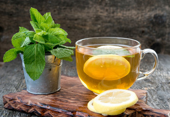 Black tea with a lemon and mint
