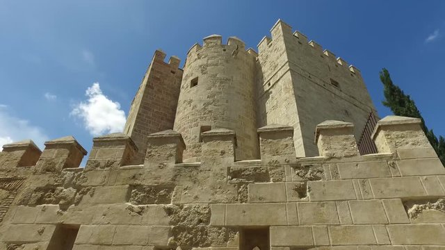 Cordoba, Andalusia, Spagna, Aprile 20, 2016: Ponte Romano di Cordoba, Torre di Calahorra (Ultra High Definition, UltraHD, Ultra HD, UHD, 4K, 2160P, 3840x2160)