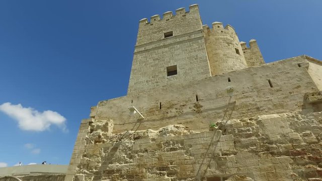 Cordoba, Andalusia, Spagna, Aprile 20, 2016: Ponte Romano di Cordoba, Torre di Calahorra (Ultra High Definition, UltraHD, Ultra HD, UHD, 4K, 2160P, 3840x2160)