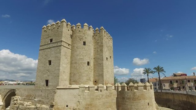 Cordoba, Andalusia, Spagna, Aprile 20, 2016: Ponte Romano di Cordoba, Torre di Calahorra (Ultra High Definition, UltraHD, Ultra HD, UHD, 4K, 2160P, 3840x2160)