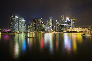 Plakat Singapore City skyline at night.