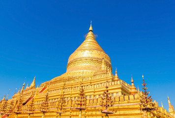 Fototapeta premium Beautiful golden pagoda Shwezigon shining on sunny day with blue sky, Bagan, Myanmar