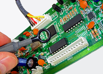 EMC measurement with a near-field probe on a circuit board 
