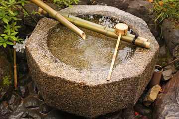 Obraz premium Fontaine de purification dans un temple à Kyoto, Japon