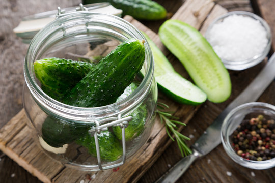 Canning cucumbers in a jar