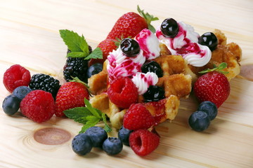 Waffle con panna e frutti di bosco
