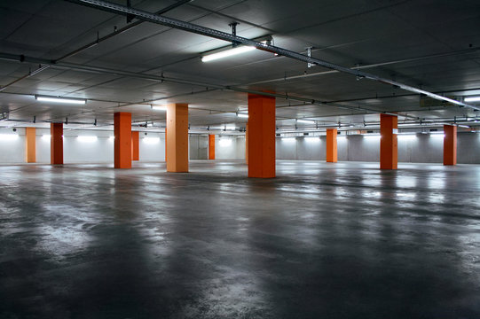 Leere Tiefgarage