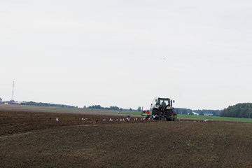 Obraz premium The tractor in the field on agricultural operations