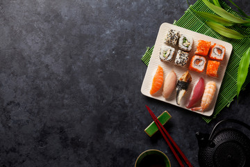 Fototapeta na wymiar Set of sushi, maki and green tea