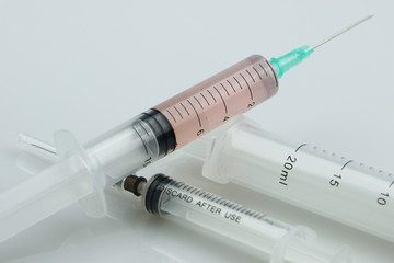 Drei Spritzen eine mit Impfstoff