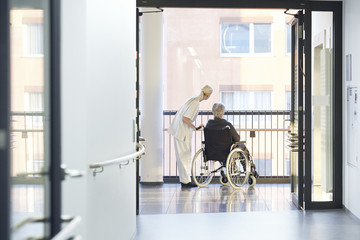 Krankenschwester Patientin Rollstuhl Krankenhaus Flur