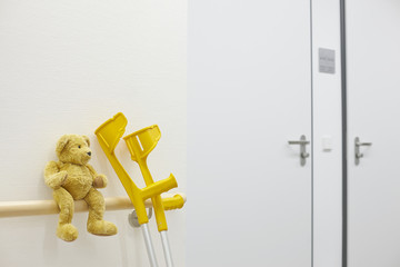 Station Krücken Teddybär Handlauf