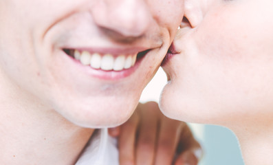 Obraz premium Couple kiss close up