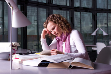 Frau - Kopf aufstützen, lesen in der Bücher