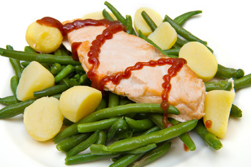 fillet salmon with potatoes and green beans