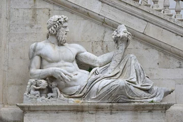 Papier Peint photo autocollant Monument historique Ancienne statue en marbre du dieu du Tibre protège Romulus et Remus avec son bras droit, depuis la place du Capitole, au centre de Rome