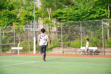 テニスをする男性