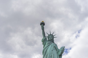 Fototapeta premium statue of liberty, cloudy sky
