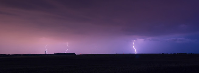 Drei Erdblitze während des Blitzeinschlags bei einem Gewitter