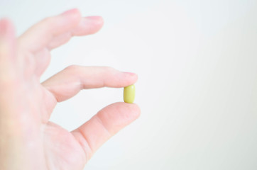 Tablette zwischen den Fingern