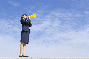 青空と応援する女性　ビジネス