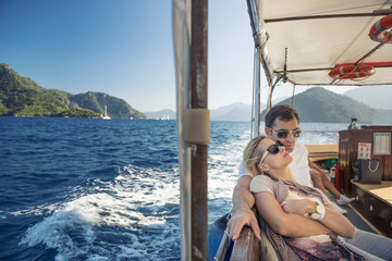 Romantyczny rejs statkiem zakochanej pary po morzu na tle wysp w Turcji