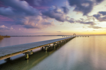 Zachód słońca nad jeziorem,drewniany pomost © Mike Mareen