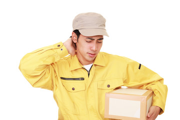 疲れた表情の宅配人