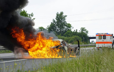 Ein Auto brennt lichterloh auf der Autobahn - 112359913