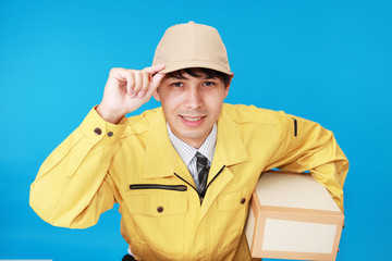 荷物を運ぶ宅配人