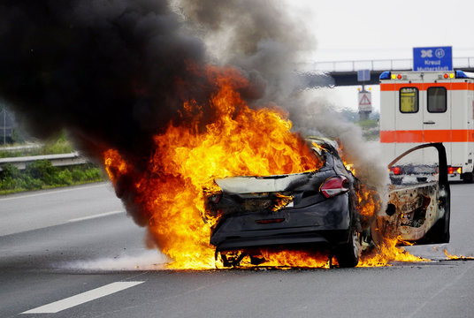 Ein Auto brennt lichterloh auf der Autobahn © pb press