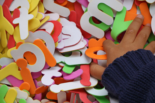 Main d'enfant et lettres de l'alphabet