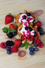Waffles con panna e frutti di bosco