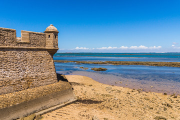 Naklejka premium Castillo de San Sebastian in Cadiz am Atlantik mit Scharwachtturm