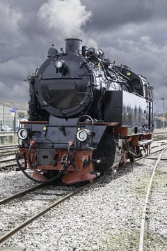 Locomotive à vapeur sous ciel très sombre, Baie de Somme, Picardie, France © guitou60
