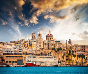 view on Senglea fort in Malta from sea at sunset - obrazy, fototapety, plakaty