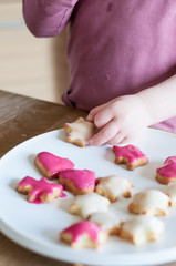 Eating traditionnal cookies