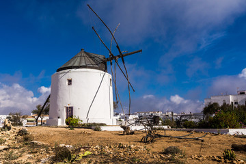 Windmühle mit dem weißen Dorf Vejer de la Frontera in Andalusien im Hintergrund