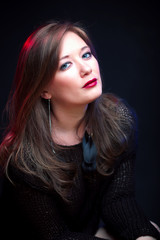 Sexy Frau af dunkelem Hintergrund
