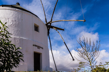 Windmühle beim weißen Dorf Vejer de la Frontera in Südspanien