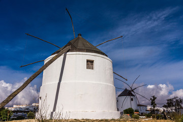 Windmühle mit weißem Dorf Vejer de la Frontera in Südspanien im Hintergrund