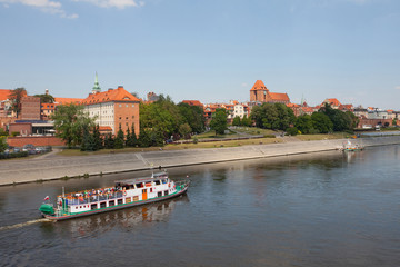 Widok z mostu na panoramę Torunia, rejs statkiem po Wiśle, 
Panorama of Torun - Vistula river, Poland  - obrazy, fototapety, plakaty