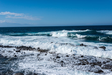日本海の波打ち際