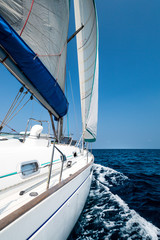Fototapety  Jacht na otwartym morzu z błękitnym niebem