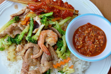 stir fried broccoli with seafood and pork and grilled chicken skin in wooden stick