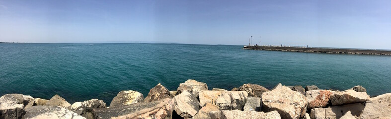 Fototapeta premium Vista panoramica dagli scogli delle saline di Margherita di Savoia (Puglia)