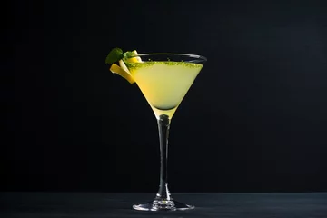 Foto auf Acrylglas Cocktail Gelber Martini-Cocktail mit Zitrone und Minze auf rustikalem Holzhintergrund