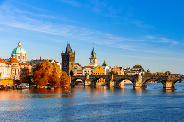 Vue sur la rivière Vltava et le pont Charles avec feuillage rouge, Prague, République Tchèque