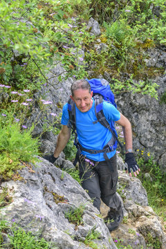 Mann beim Klettern in felsiger Umgebung
